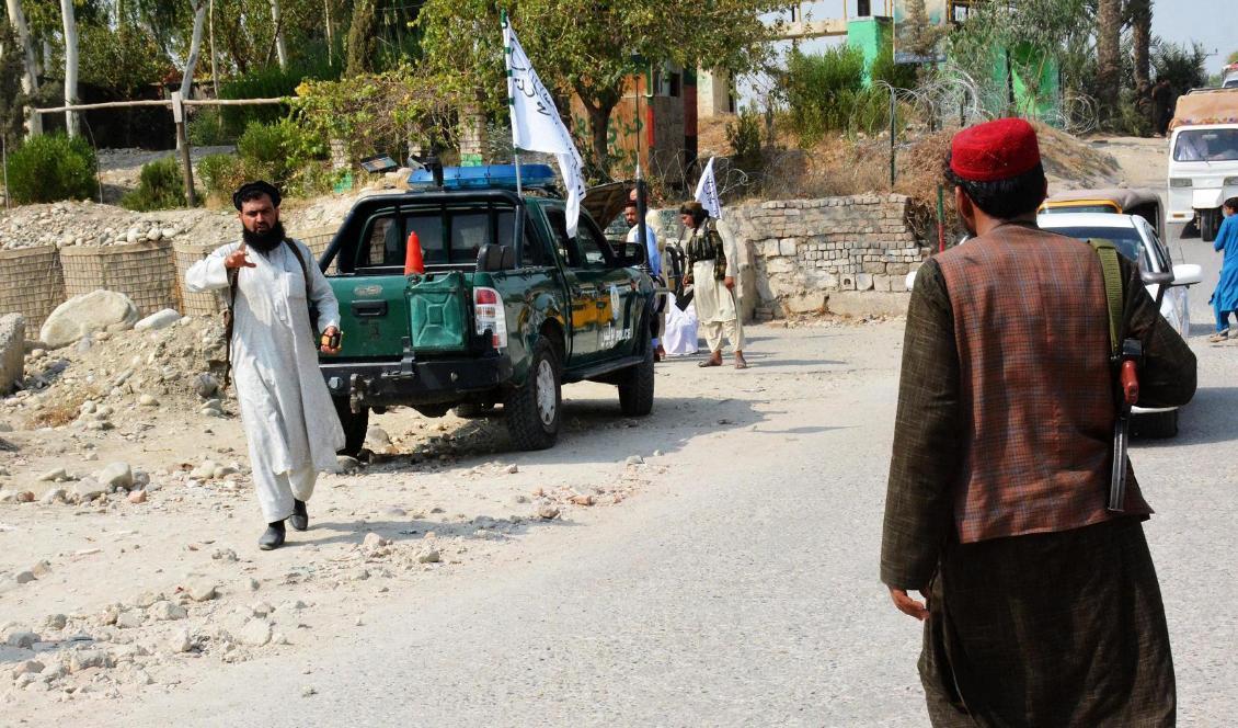 Talibaner inspekterar nära området där en explosion inträffade i Jalalabad i Östra Afghanistan. Minst två personer har dött och ett 20-tal skadats. Foto: STR/AFP via Getty Images