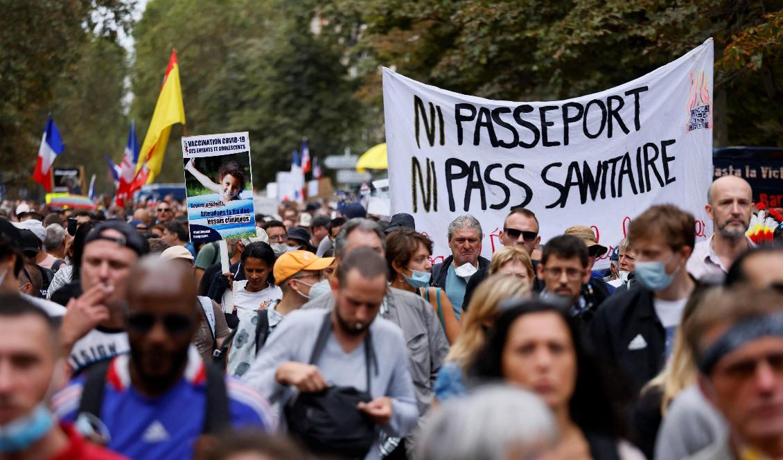 Demonstranter i Paris protesterar mot krav på covid-19-pass den 11 september 2021. Foto: Thomas Samson/AFP via Getty Images