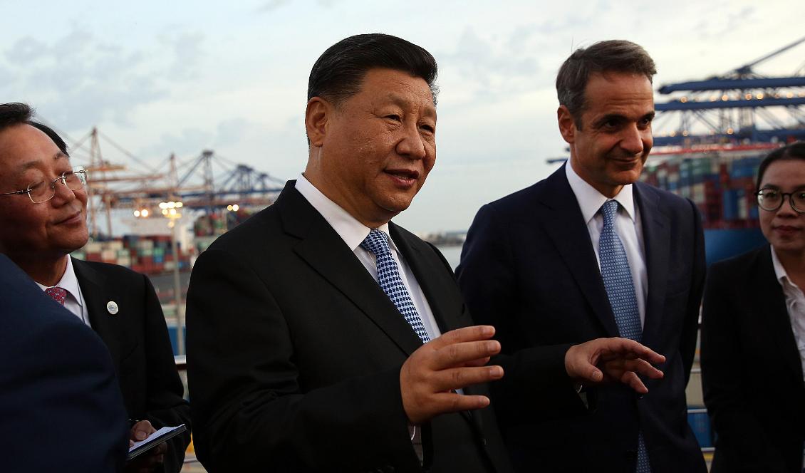 Kinesiska kommunistpartiets ledare Xi Jinping besöker Cosco-terminalen i Pireus 2019. Xi vill att Kina ska bli ledande inom frakt till sjöss. Foto: Orestis Panagiotou/AFP via Getty Images