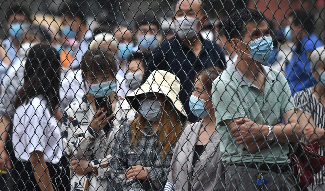 
Människor samlas utomhus för att ta ett covidprov under en masstestning i Peking, den 23 juni 2020. Foto: NOEL CELIS/AFP via Getty Images                                            