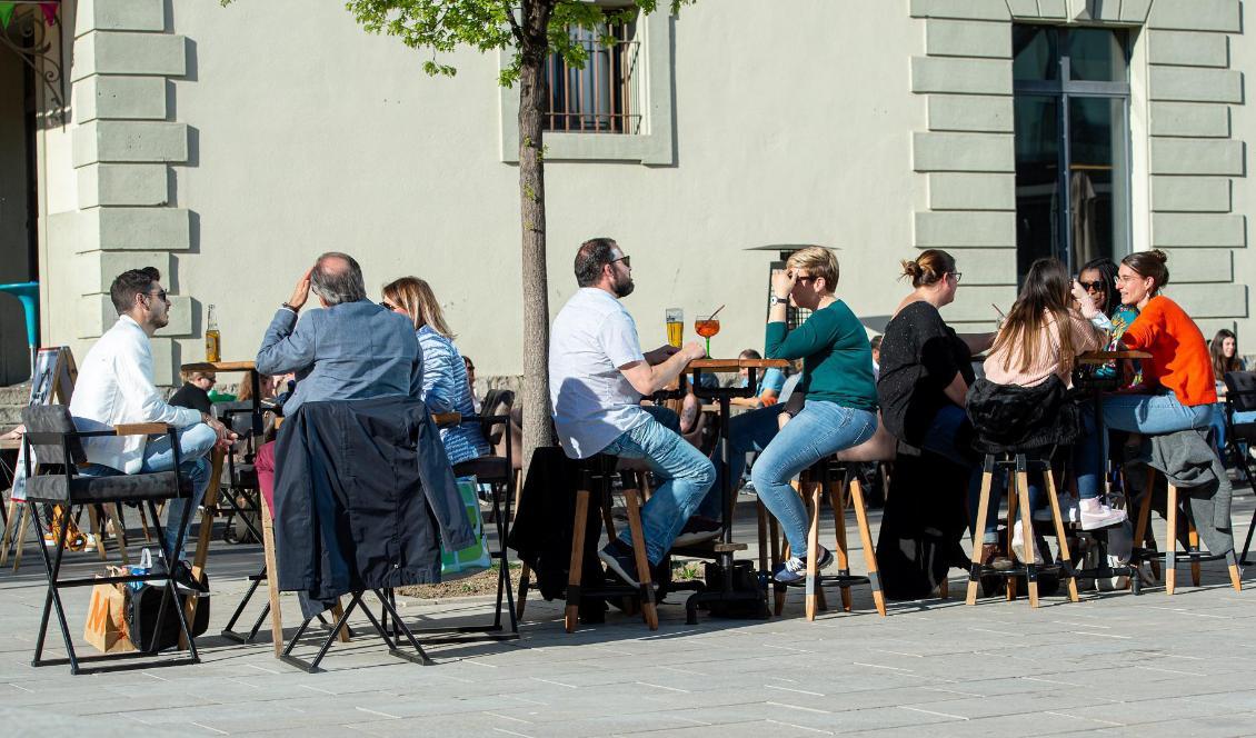 Människor sitter vid en restaurang i Lausanne i Schweiz den 3 maj 2021. Foto: Robert Hradil/Getty Images