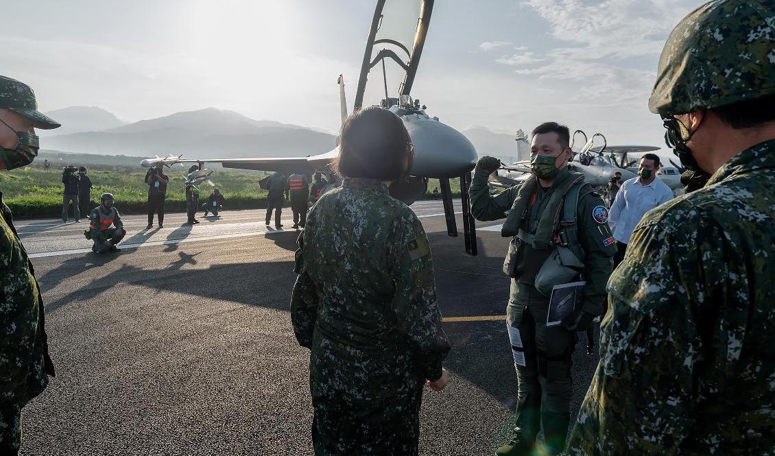 Taiwans flygvapen går ofta upp för att möta hotfulla kinesiska plan. På bilden besöker president Tsai Ing-Wen (i mitten) en övning i Jiadong den 15 september. Foto: Taiwans presidentstab/AP/TT