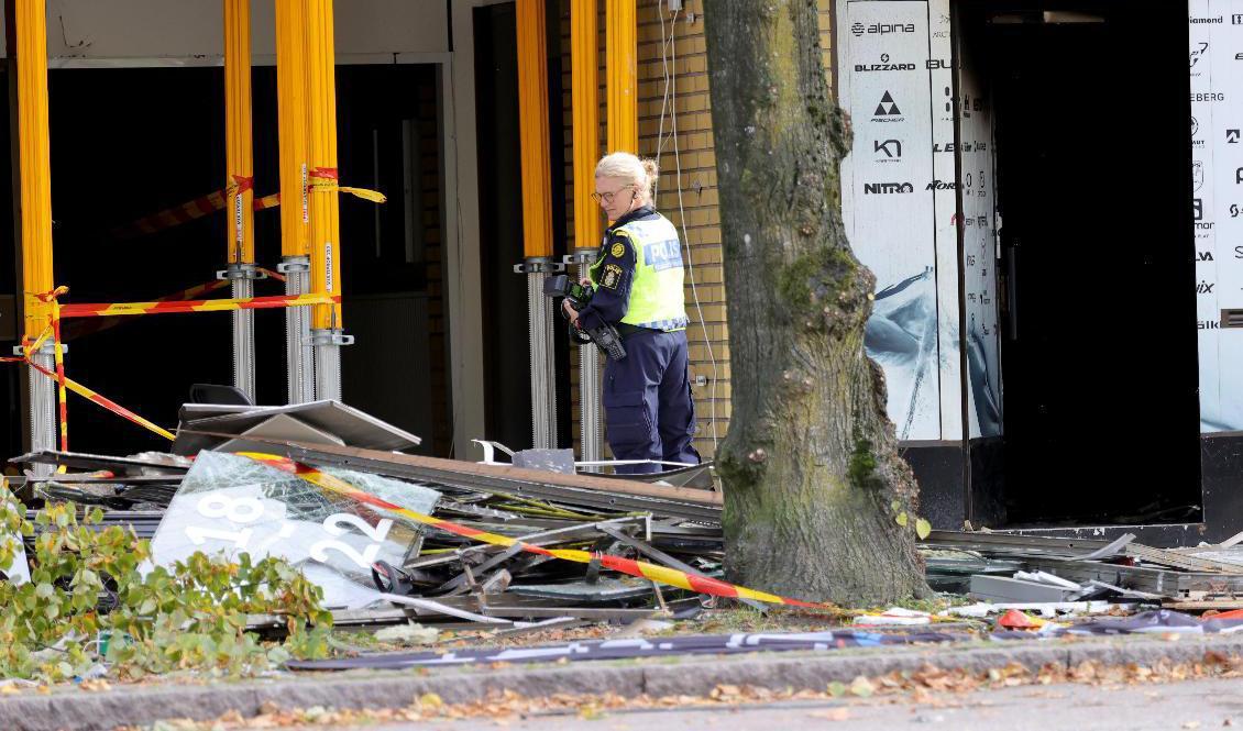 Polisen på plats med tekniker dagen efter den stora explosionen i Annedal i centrala Göteborg. Foto: Adam Ihse/TT
