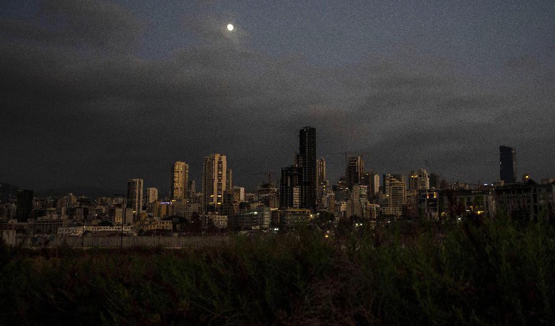 

Bild från Beirut i augusti i år, då strömmen också stängdes av. Arkivbild. Foto: Hassan Ammar/AP/TT                                                                                        