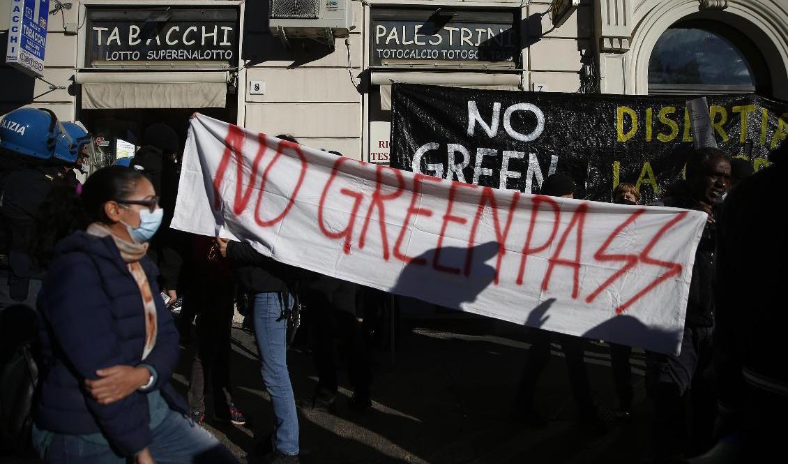 Aktivister protesterar i Rom mot krav om ett covidpass för arbetsplatser. Foto: Cecilia Fabiano/AP/TT