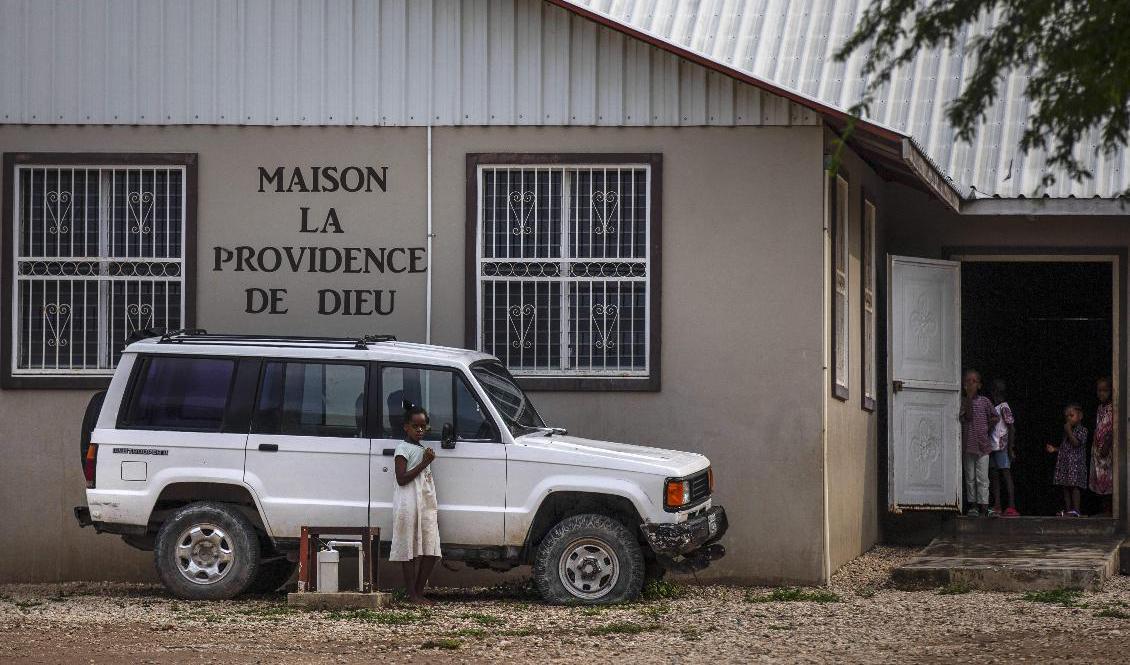 Barn står på gården framför det barnhem i Haiti, från vilket 17 missionärer var på väg när de kidnappades. Foto: Odelyn Joseph/AP/TT