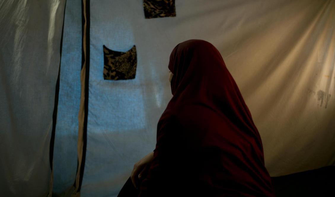 Kvinna i Roj-lägret i Syrien. Bilden togs i mars 2019. Foto: Maya Alleruzzo/AP/TT