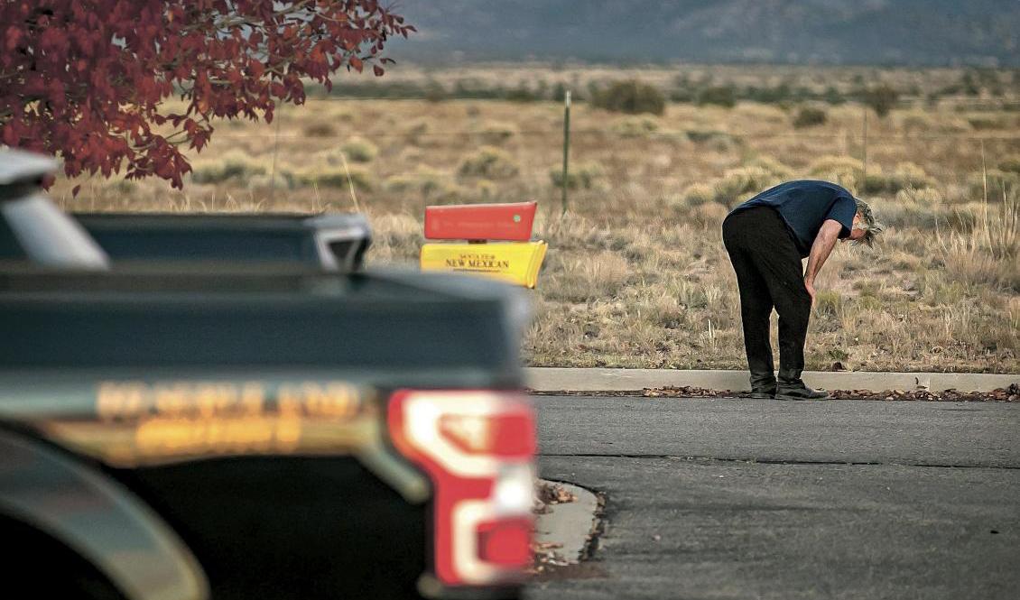 Alec Baldwin i chock vid parkeringsplatsen utanför poliskontoret i Santa Fe. Foto: Jim Weber/AP/TT