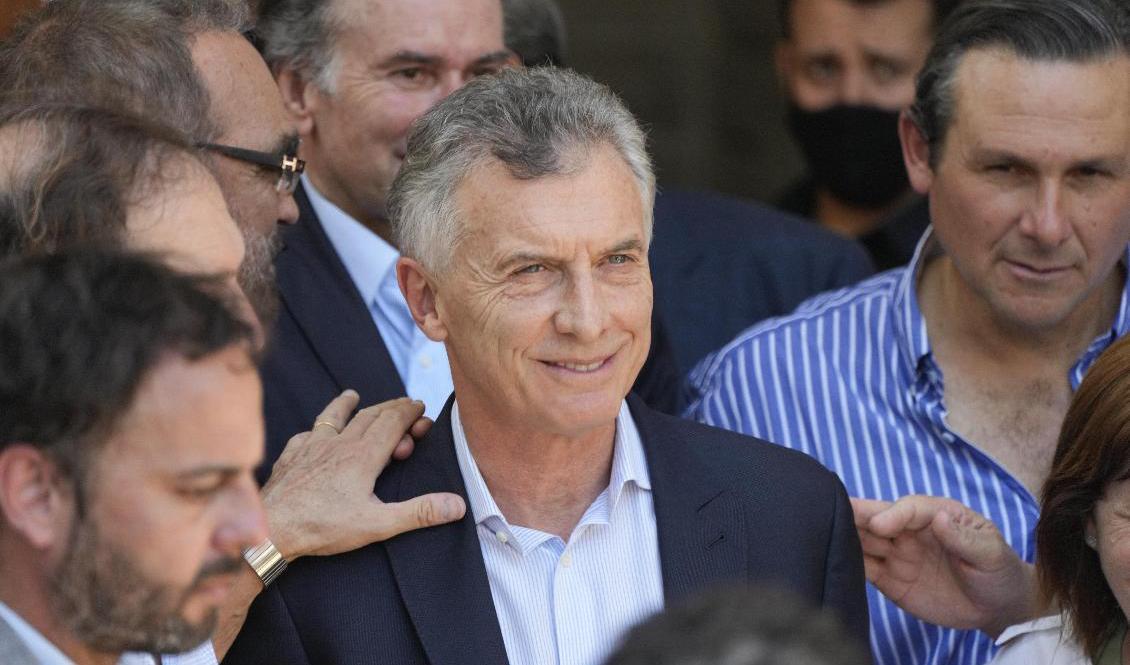 Argentinas tidigare president Mauricio Macri lämnar domstolen på torsdagen. Foto: Natacha Pisarenko/AP/TT