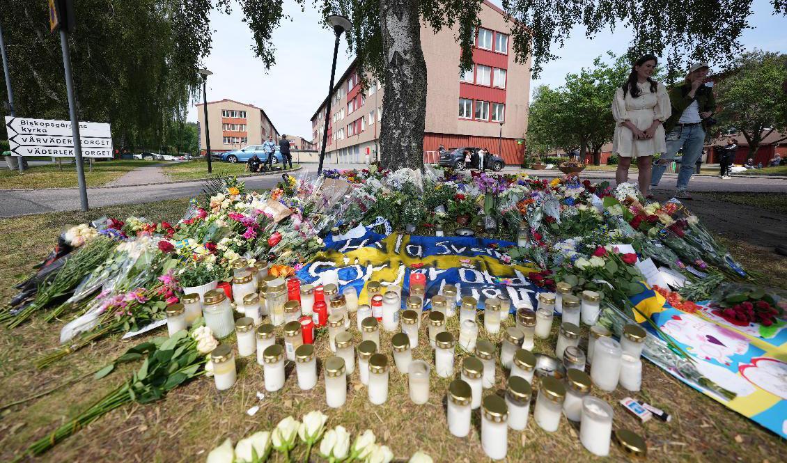 Blommor och ljus vid en minnesplats några dagar efter mordet på en polisman i Biskopsgården. Foto: Björn Larsson Rosvall/TT