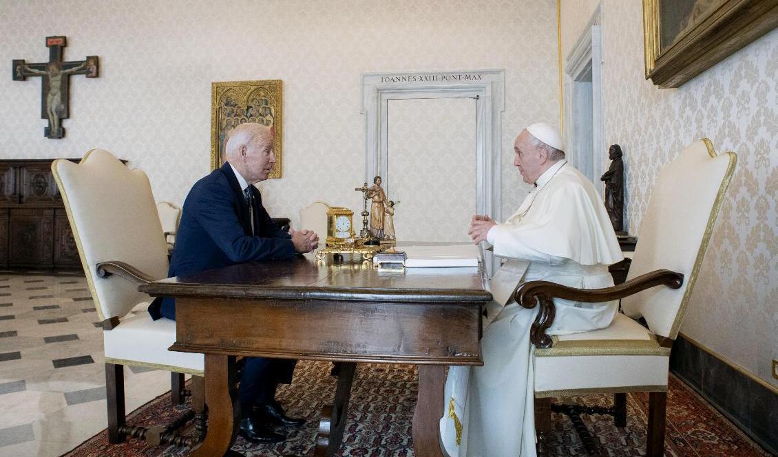 USA:s president Joe Biden i möte med påve Franciskus. Foto: Vatican media via AP/TT