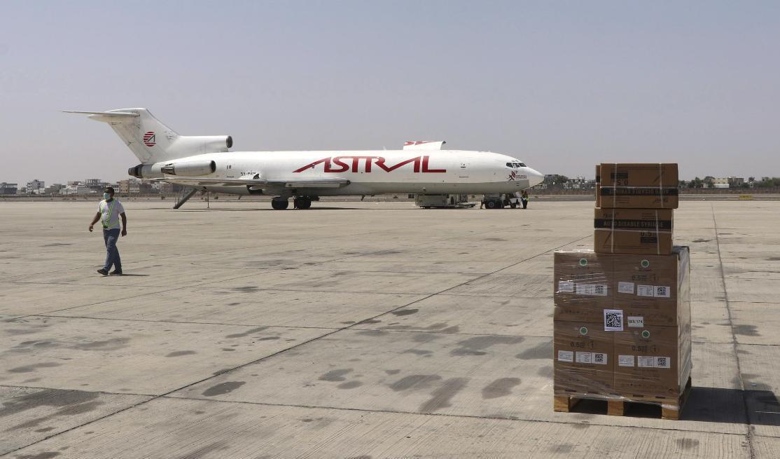 En dödlig explosion rapporteras ha ägt rum invid flygplatsen i staden Aden i Jemen. Bilden är från tidigare i år då covidvaccin levererades till flygplatsen. Arkivbild. Foto: Wail al-Qubaty/AP/TT