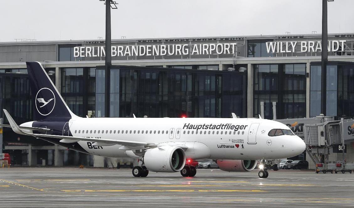 Den nya flygplatsen i Berlin blev tre gånger dyrare än planerat. Arkivbild. Foto: Michael Sohn/AP/TT