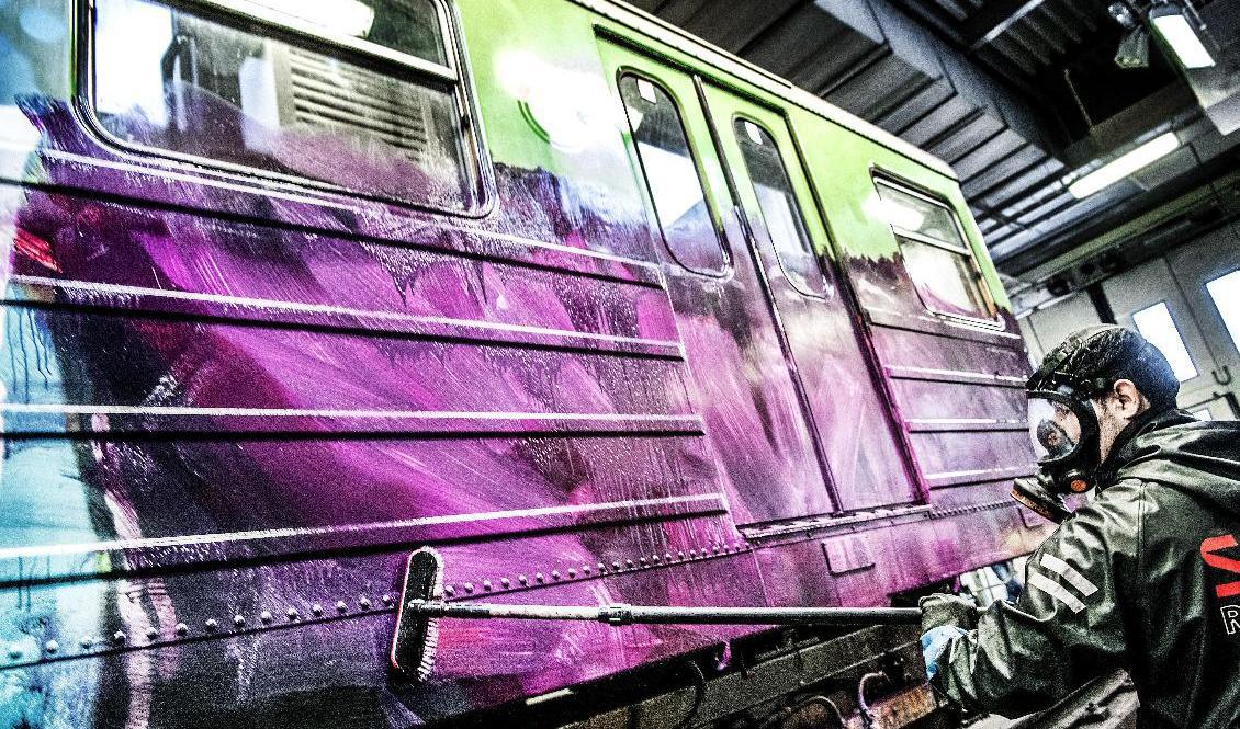Klottersanering av tunnelbanevagn på Högdalendepån i södra Stockholm. Arkivbild. Foto: Tomas Oneborg/SvD/TT