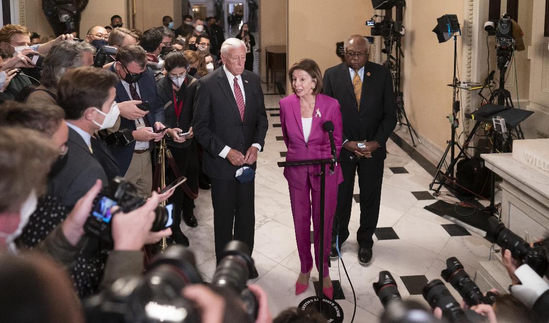 Talmannen Nancy Pelosi, flankerad av majoritetsledaren Steny Hoyer och James Clyburn. Foto: J. Scott Applewhite/AP/TT