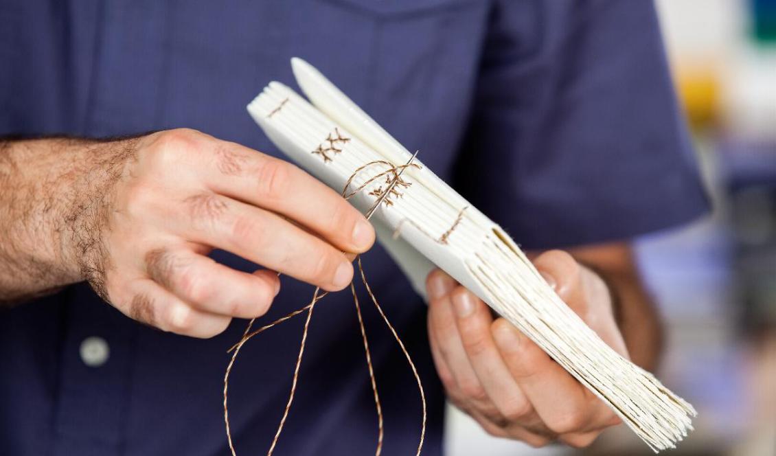 Vi kan inte på djupet förstå hantverk och skapande utan att utöva det. För att behålla detta kulturarv krävs att vi i samhället har yrkesverksamma hantverkare inom de äldre traditionerna. Foto: Tyler Olson