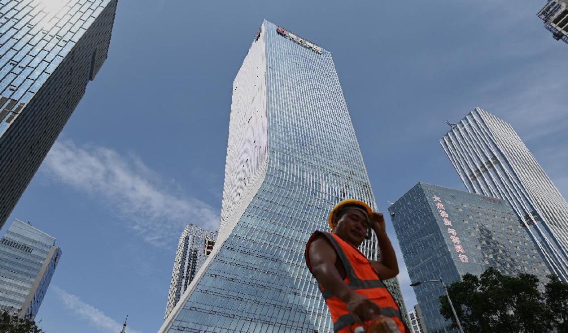 En arbetare går förbi Evergrandes huvudkontor i Shenzhen i Kina i september 2021. Oron är stor bland företagets fordringsägare och bostadsköpare. Foto: Noel Celis/AFP via Getty Images