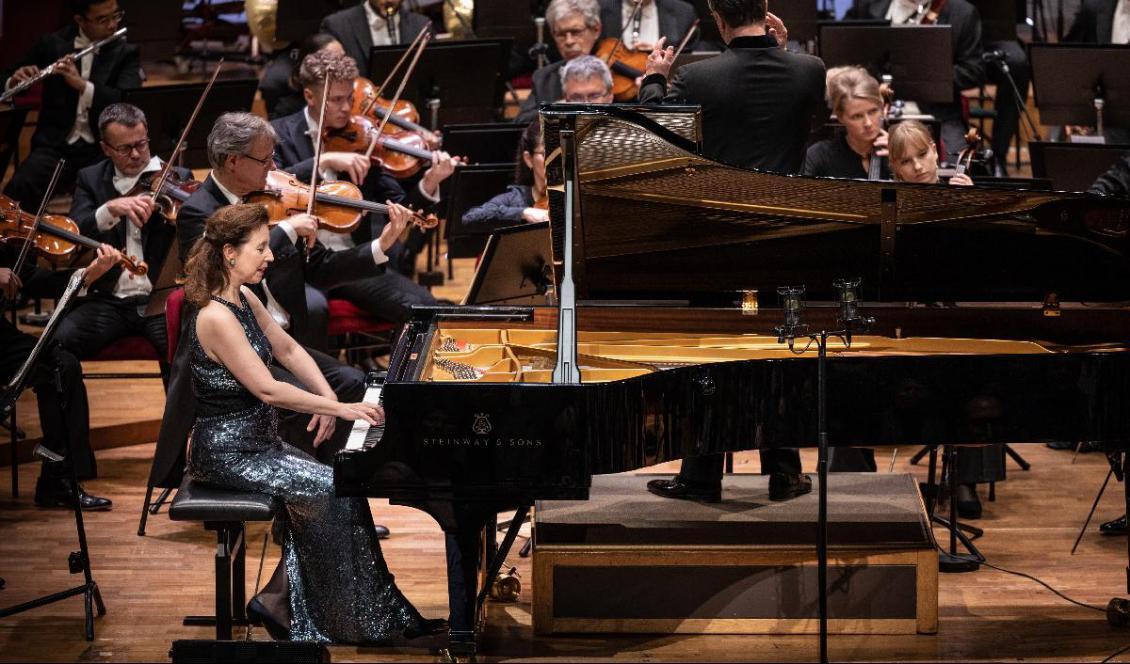 

Angela Hewitt framför en härlig version av Mozarts pianokonsert nr 22 med Filharmonikerna på Konserthuset i Stockholm. Foto: Nadja Sjöström                                                                                        