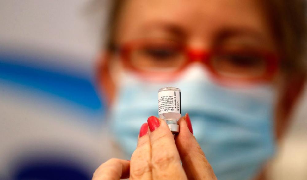 
Sjukvårdspersonal förbereder en dos med vaccin i den israeliska staden Rishon Lezion den 13 augusti 2021. Foto: Ahmad Gharabli/AFP via Getty Images                                            