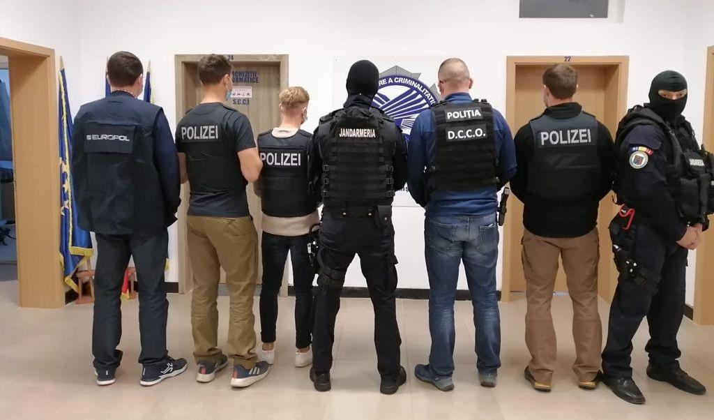 

Tysk och rumänsk polis tillsammans med Europol slog till mot en afghansk liga som smugglade migranter. Foto: Europol                                                                                        