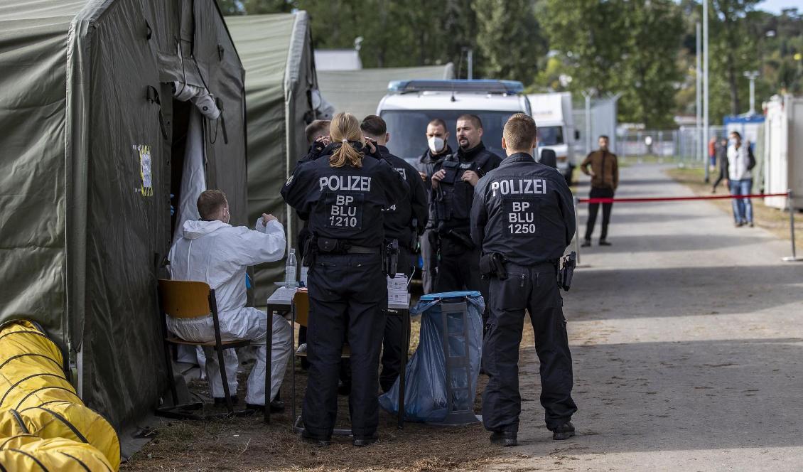 Tysk polis vid ett migrantläger i Eisenhuttenstadt den 6 oktober 2021. Polis har den senaste tiden sett ett ökat inflöde av illegala migranter som kommer in i landet via Polen. Foto: Maja Hitij/Getty Images