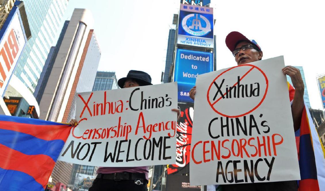 
Studenter protesterar för ett fritt Tibet under en elektronisk reklamskylt som hyrts av Xinhua (den andra ovanifrån). ovanifrån). New York den 1 augusti 2011. Foto: Stan Honda/AFP via Getty Images                                            