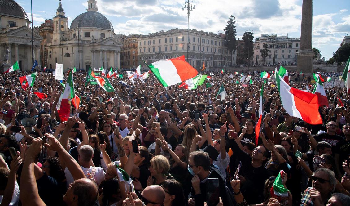 Demonstranter i centrala Rom protesterar mot Italiens krav på vaccinpass den 9 oktober 2021. Foto: Tiziana Fabi/AFP via Getty Images