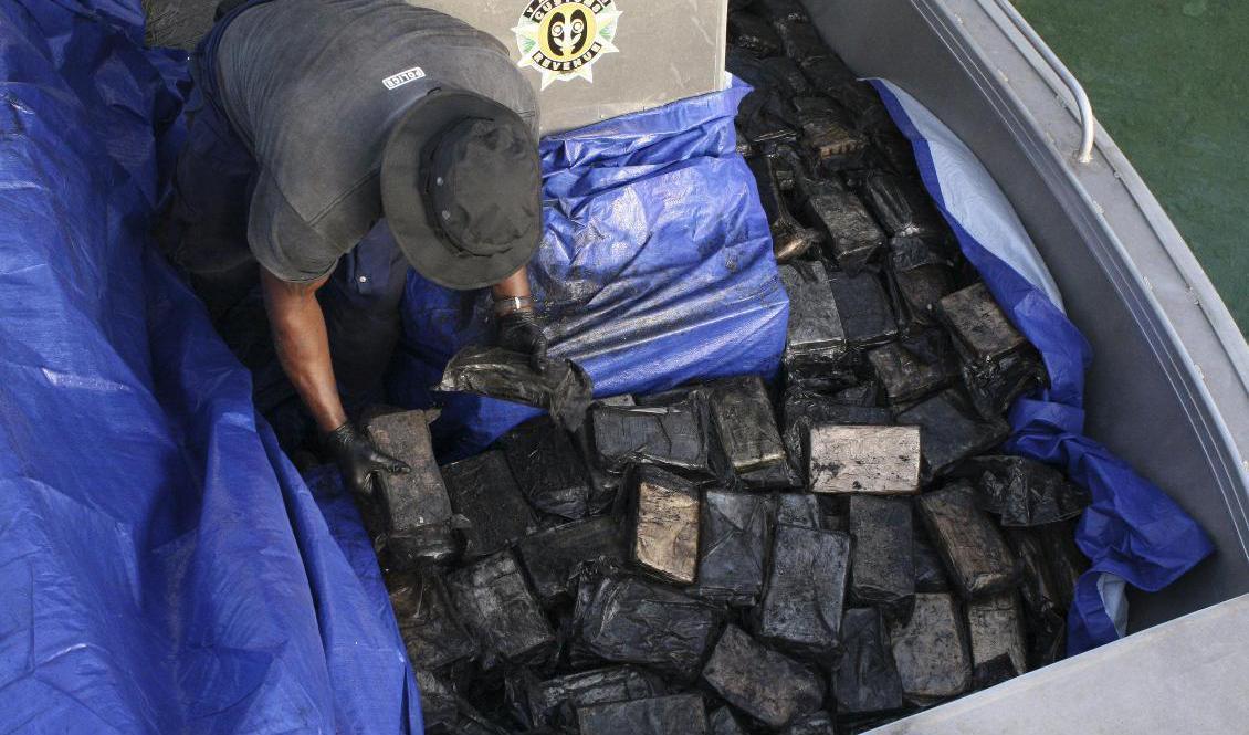 En man som misstänks ha försökt smuggla in 900 kilo kokain i Australien greps på onsdagen efter en drygt två veckor lång jakt. Bilden visar ett tidigare kokainbeslag av australiensisk polis. Foto: AP