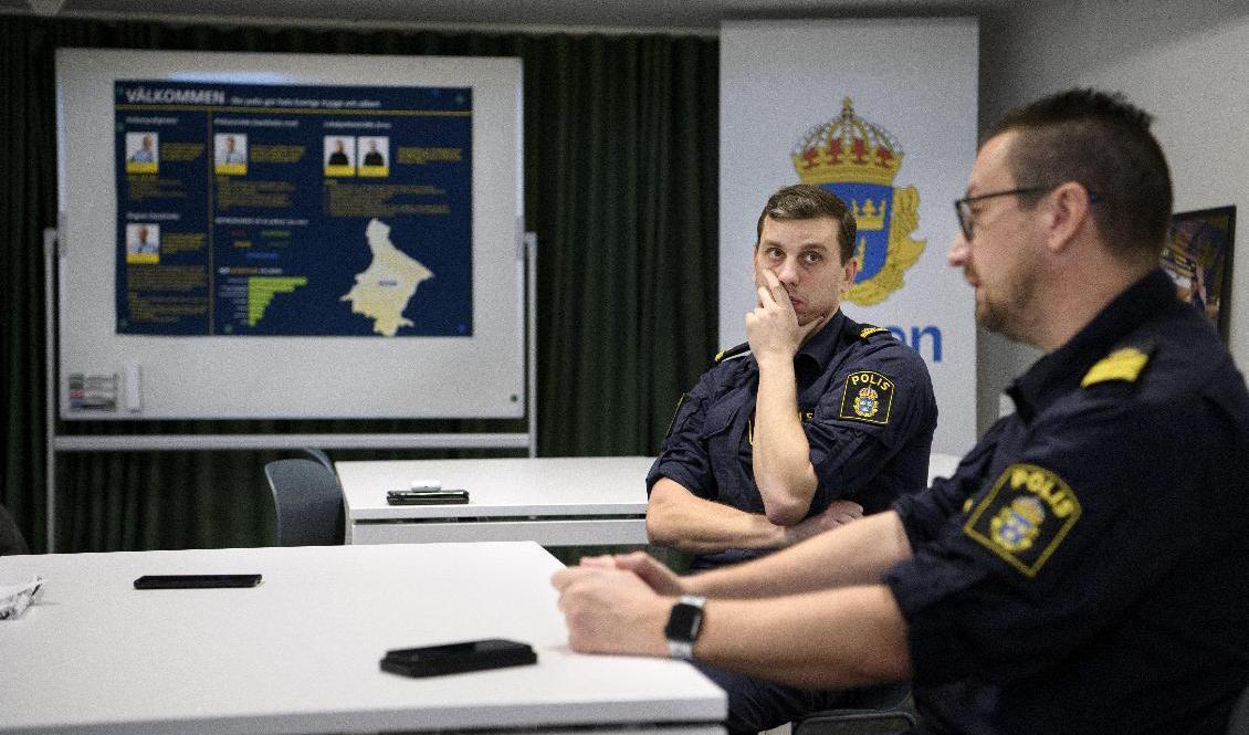 Mats Törnblom, operationsledare i lokalpolisområde Järva (till vänster) och Anders Djurestad, biträdande lokalpolisområdeschef. Foto: Jessica Gow/TT