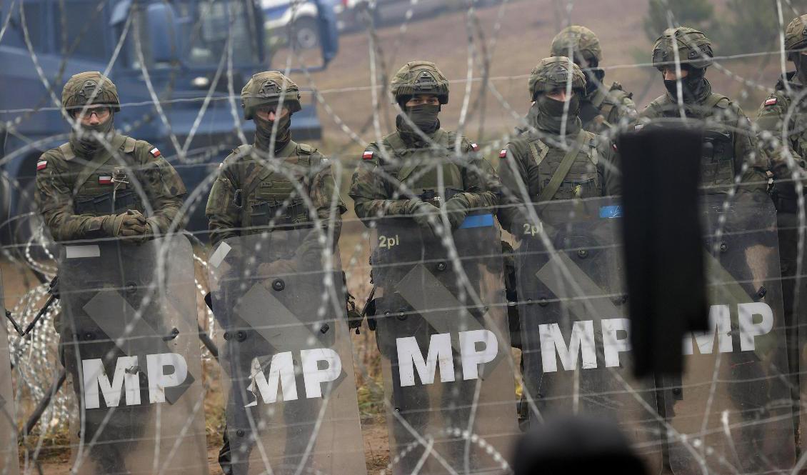 Polsk säkerhetspersonal vid gränsen till Belarus. Foto: Oksana Manchuk/Pool via AP/TT