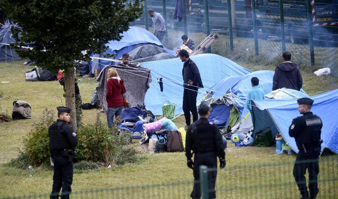 
Fransk polis stänger regelbundet läger för migranter, på bilden ett läger som hyste cirka 900 personer i Grande Synthe som stängdes 2019. Arkivbild. Foto: AP/TT                                            