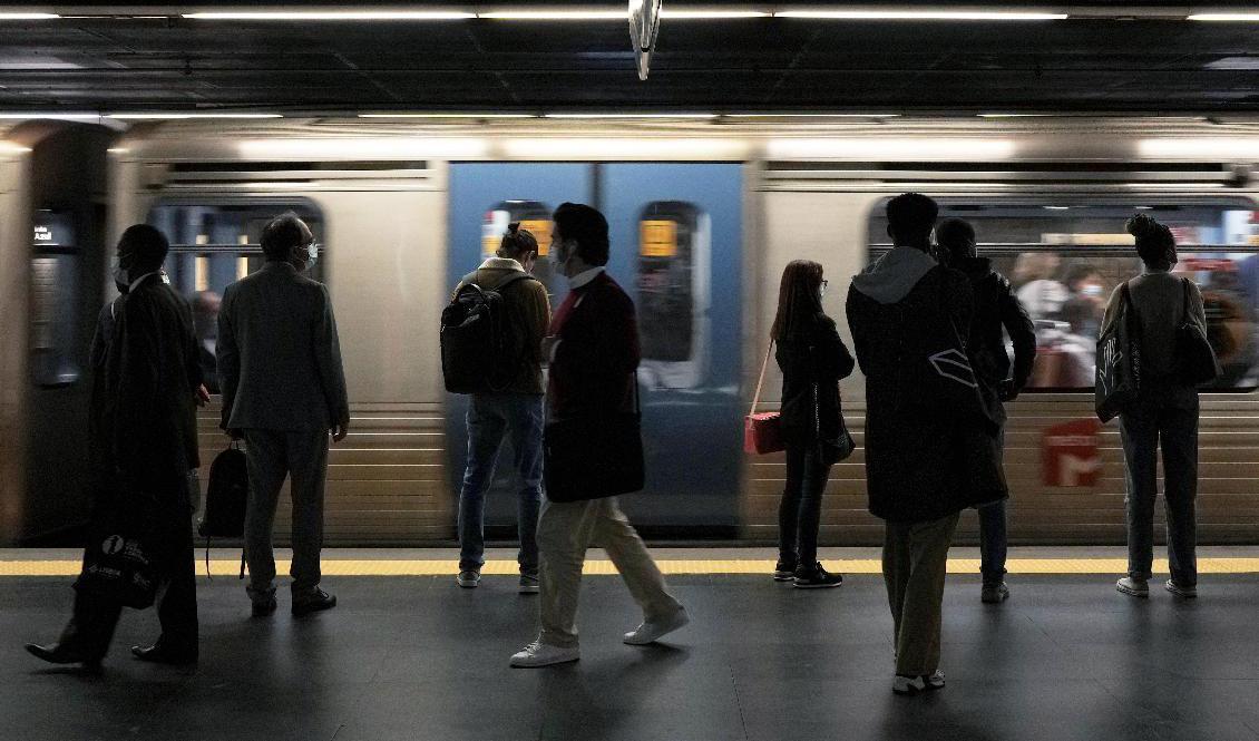 Pendlare i Lissabons tunnelbana förrförra veckan. Snart kan det komma nya begränsningar på folksamlingar. Arkivbild. Foto: Armando Franca/AP/TT
