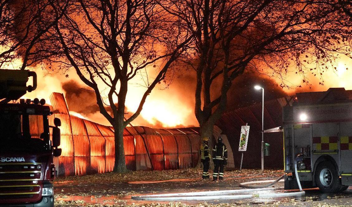 
Det brinner i en tennishall i Helsingborg. Foto: Johan Nilsson/TT                                            