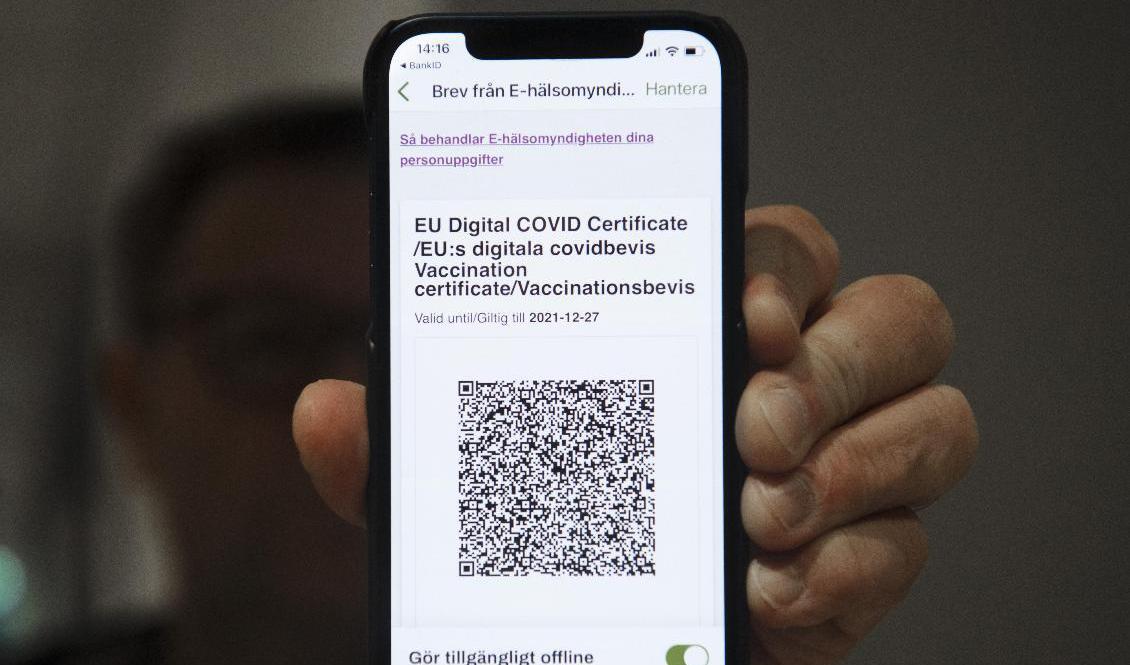 Vaccinpassen ger en indirekt utsortering av människor som väljer att inte ta vaccinet, anser journalisten och debattören Emanuel Karlsten, som uppmanar till att tänka på konsekvenserna när de planeras att införas 1 december. Arkivbild. Foto: Fredrik Sandberg/TT