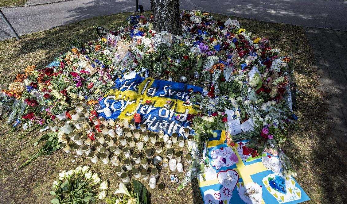 Blommor och ljus vid mordplatsen två dagar efter dödsskjutningen i Biskopsgården. Foto: Björn Larsson Rosvall/TT