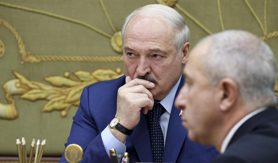 Belarus diktator Aleksandr Lukasjenko fortsätter att dra åt tumskruvarna för landets få fria medier. Foto: Nikolay Petrov/poolfoto via AP/TT