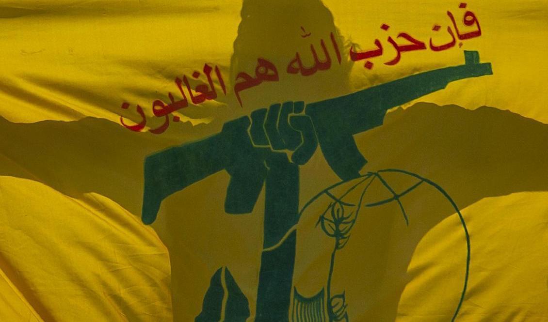 Australien har satt upp den libanesiska shiarörelsen Hizbollah på en lista över terrororganisationer. Arkivbild på rörelsens flagga. Foto: Dar Yasin/AP/TT