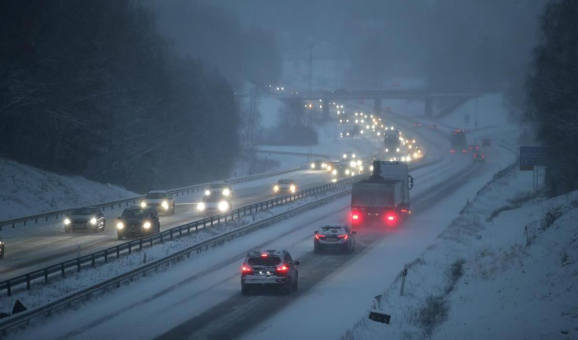 Det var segt i trafiken på grund av halka och snö under tisdagen, bland annat längs med E20 i höjd med Lerum. Foto: Adam Ihse/TT