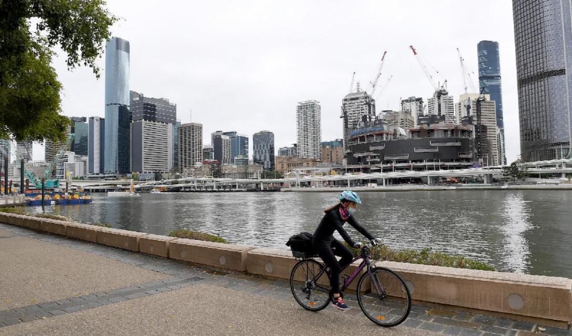 

En cyklist iklädd munskydd i Brisbane den 29 september 2021. Många australier har bötfällts för att ha brutit mot pandemireglerna. Foto: Bradley Kanaris/Getty Images                                                                                        