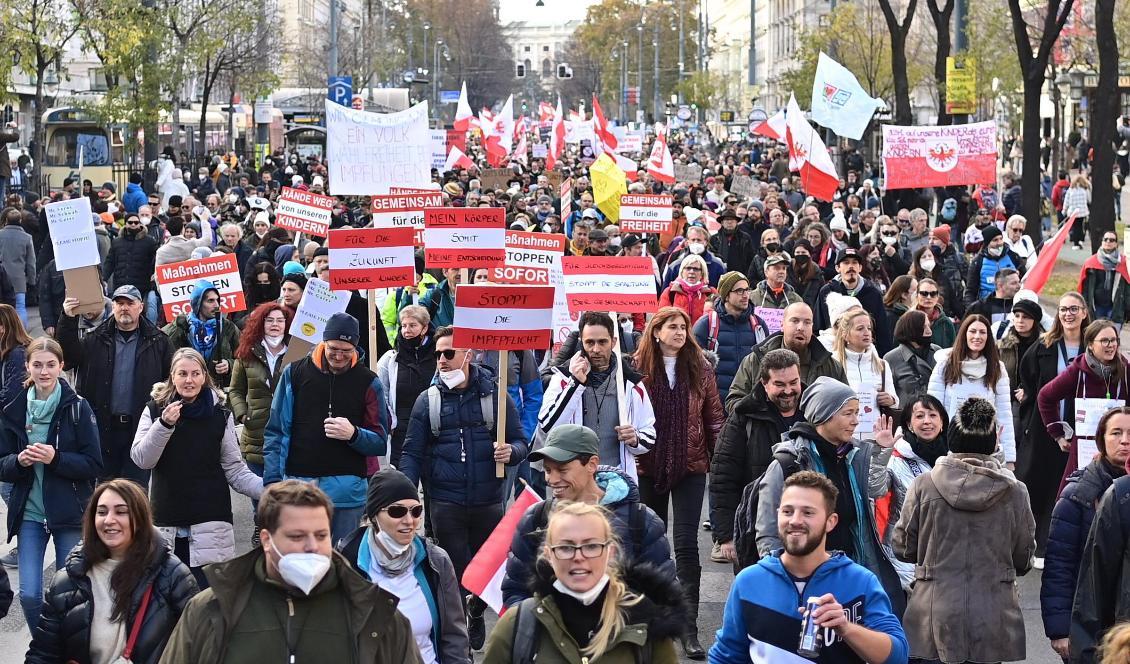 

Demonstranter i Wien i Österrike protesterar mot landets nya covid-19-restriktioner den 20 november 2021. Foto: Joe Klamar/AFP via Getty Images                                                                                        