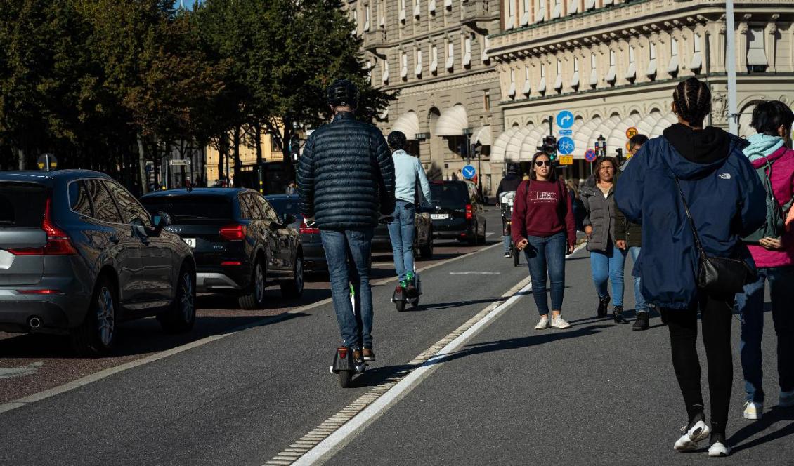 Inte bara de som bor på landsbygden lider av ökade bil- och bränslekostnader, även storstadsbornas pengapungar drabbas. Foto: Sofia Drevemo