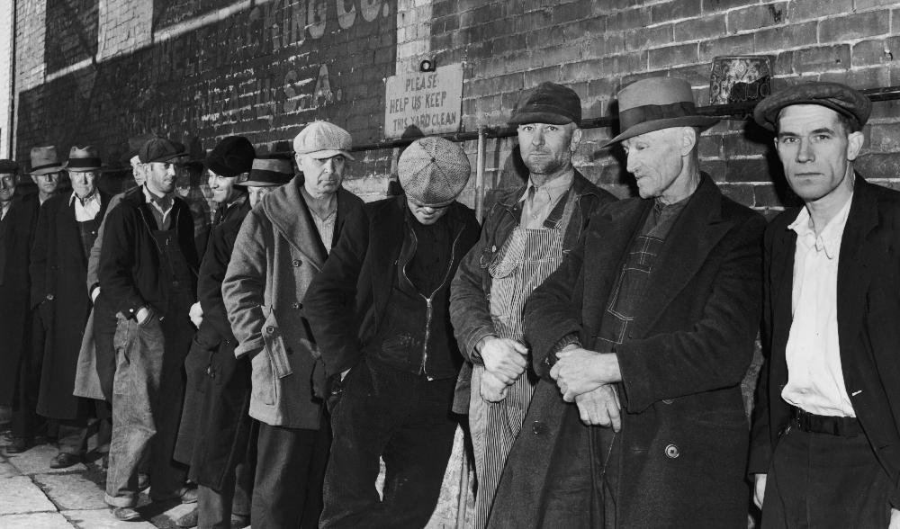 





The Roaring Twenties starka ekonomi slutade abrupt med börskraschen på Wall Street hösten 1929. Här köar arbetslösa män för mat i Iowa, cirka 1935, under den stora depressionen som följde. Foto: FPG/Hulton Archive/Getty Images                                                                                                                                                                                                                                                                        