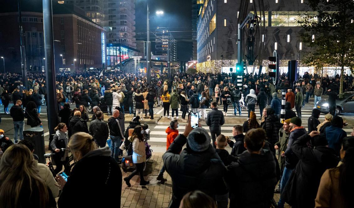 
Demonstranter på Coolsingel-gatan i Rotterdam den 19 november 2021. Foto: Killian Lindenburg/ANP/AFP via Getty Images                                            
