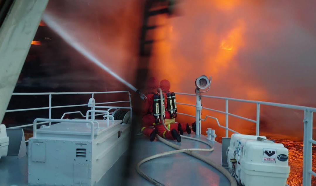 Arbetet för att släcka branden ombord på fartyget Almirante Storni fortsatte under natten. Foto: Kustbevakningen