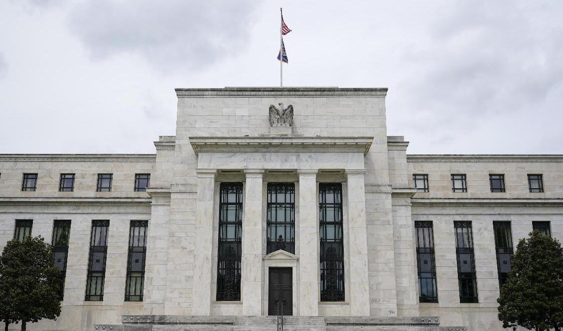 Inflationen den högsta i USA på nästan 40 år, och den lär inte komma ner på Federal Reserves mål på två procent i närtid, tror bankekonomerna. På bilden Feds byggnad. Foto: Patrick Semansky/AP/TT