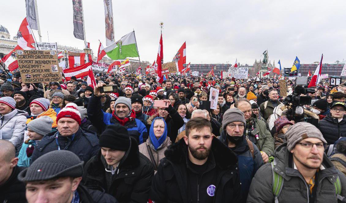 Demonstrationer i Wien mot Österrikes regerings virusrestriktioner. Foto: Florian Schroetter/AP/TT