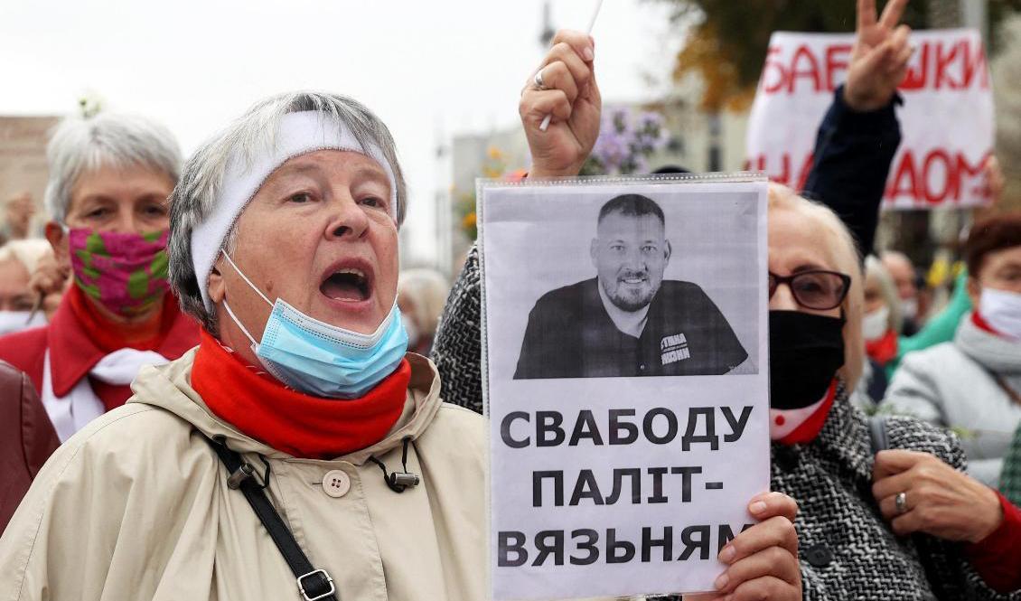 Bild från en demonstration i Minsk, Belarus i oktober 2020 till stöd för Sergej Tichanovskij och andra politiska fångar. Arkivbild. Foto: AFP/TT