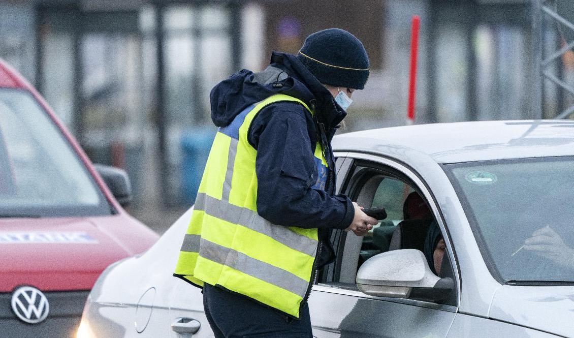 
Foto Polis och passkontrollanter vid Öresundsbrons fäste på Lernacken kontrollerar vaccinationsbevis och identitetshandlingar på resenärer på väg in i Sverige. Johan Nilsson/TT                                            