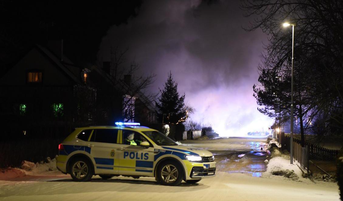 En villa i ett bostadsområde i Sandviken började brinna under natten mot juldagen. Flera grannar tvingades evakuera på grund av spridningsrisken. Foto: Ulf Palm/TT
