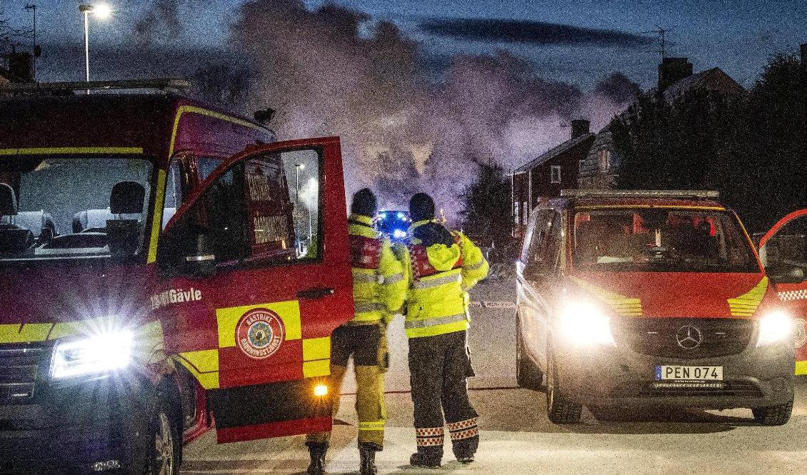 Räddningstjänsten på plats i bostadsområdet i Sandviken där en villa började brinna under natten mot juldagen. Foto: Ulf Palm/TT